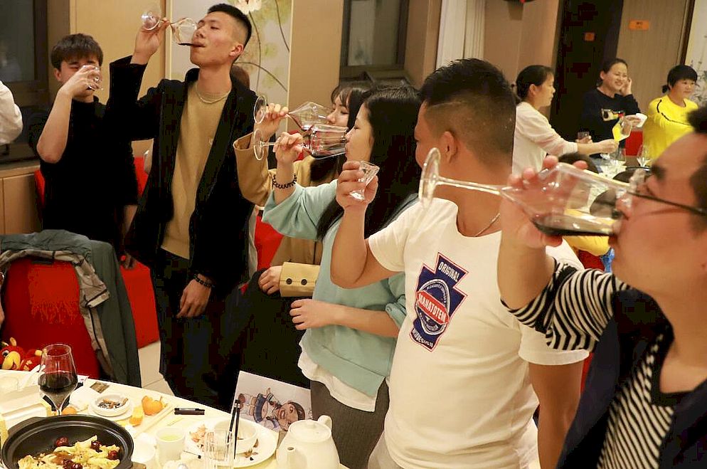 宴会酒席上的葡萄酒杯